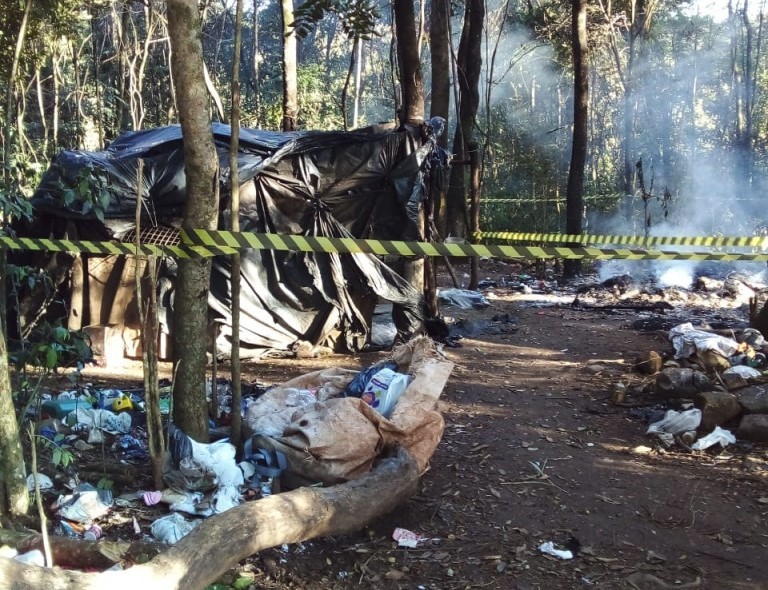 Denúncia levou policiais a barraco onde corpo carbonizado foi localizado em Chapecó