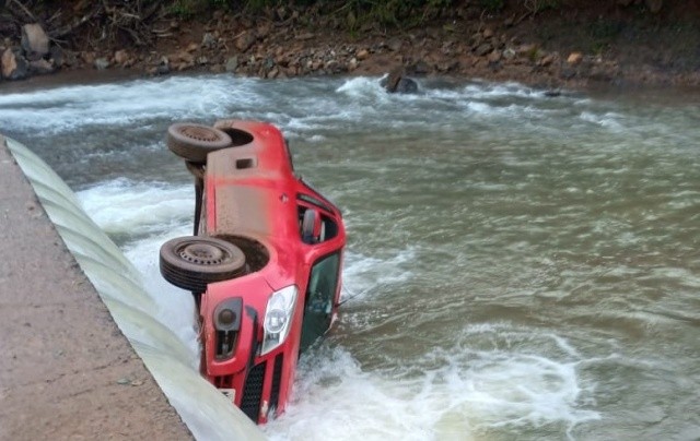 Carro cai em rio após acidente entre Pinhalzinho e Saudades