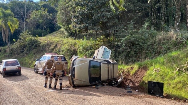 Bandidos fazem família refém em Xaxim por 1 hora e na fuga tombam carro em Chapecó
