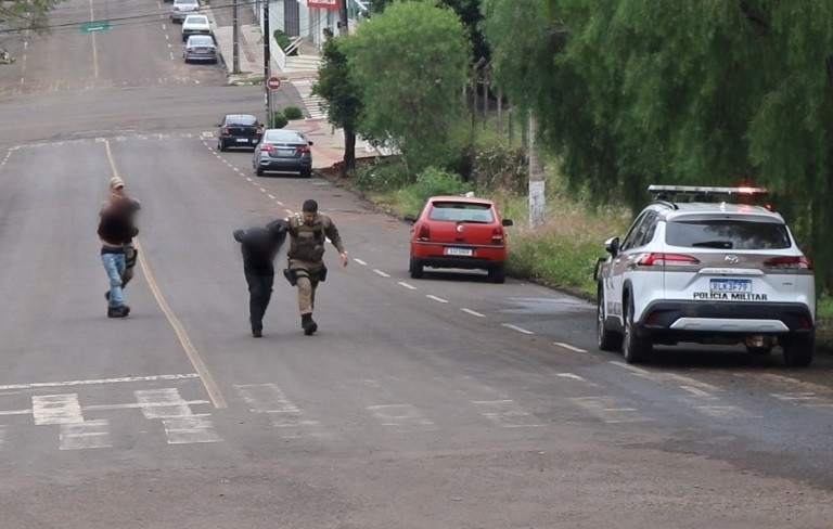 Polícia Militar de Pinhalzinho prende criminosos que amarraram família