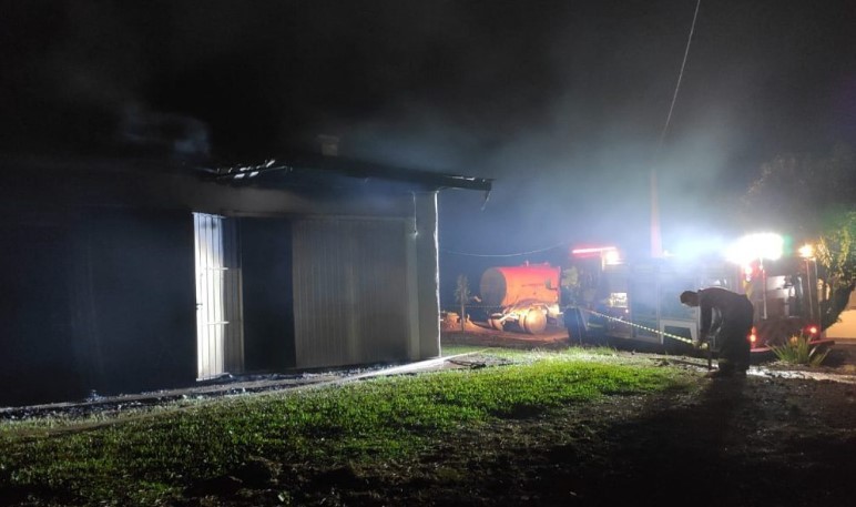 Bombeiros combatem incêndio em residência no Oeste de SC