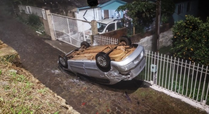 Jovem ganha veículo de presente e sofre acidente horas depois em São Miguel do Oeste