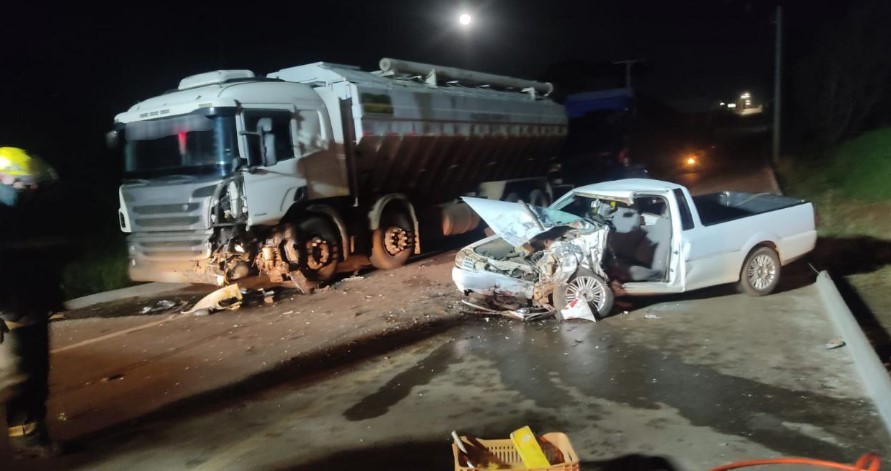 Caminhão Scania de Cunha Porã se envolve em acidente em Pinhalzinho 