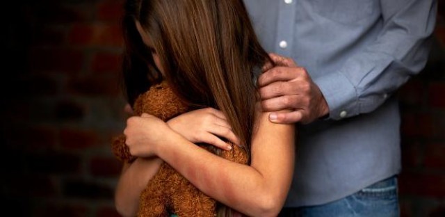 Avô e pai são condenados por estuprar menina por 4 anos