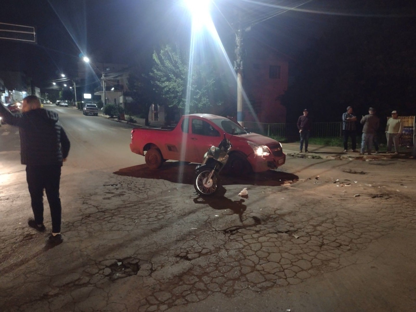 Homem fica ferido em colisão entre carro e moto no centro de Cunha Porã