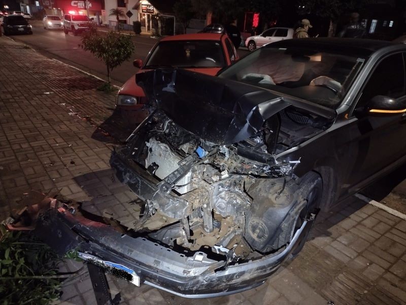 Motorista perde controle e bate em carros estacionados no centro de Cunha Porã