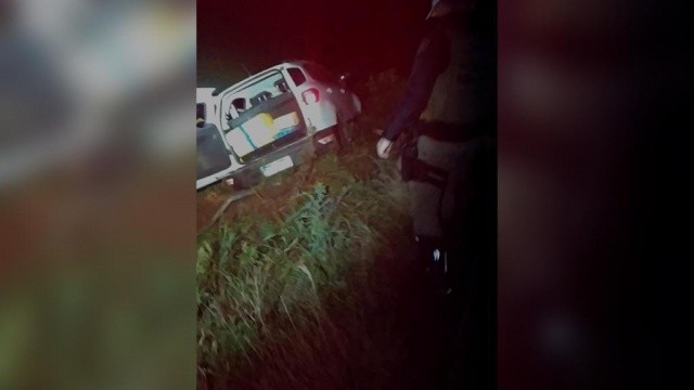 Motorista capota veículo com mais de 160kg de maconha ao tentar fugir da polícia no Oeste