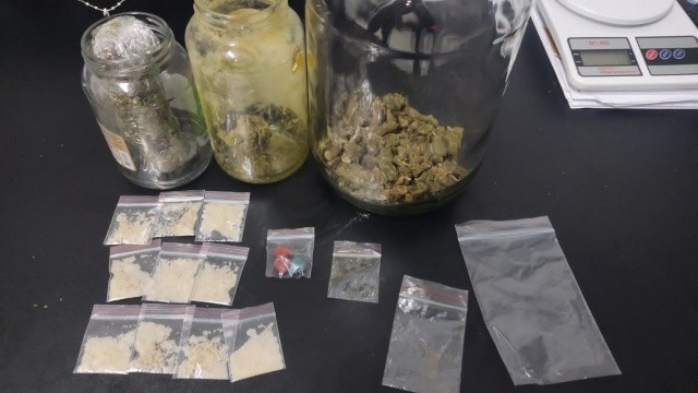 Polícia Civil prende cinco pessoas por tráfico de drogas em Pinhalzinho