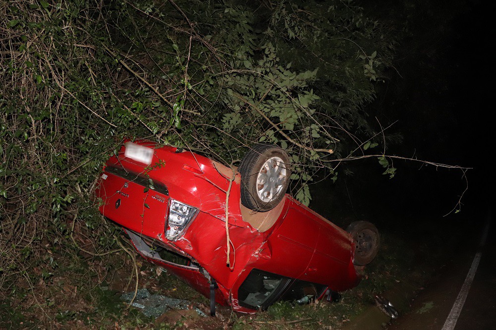 Carro com placas de Cunha Porã se envolve em acidente na BR-282 em Nova Erechim 