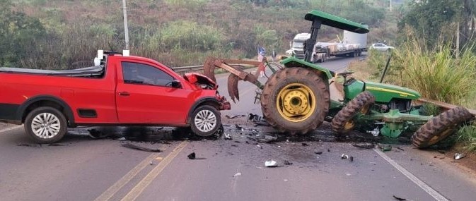 Condutor de trator fica ferido após acidente com veículo de passeio no Oeste