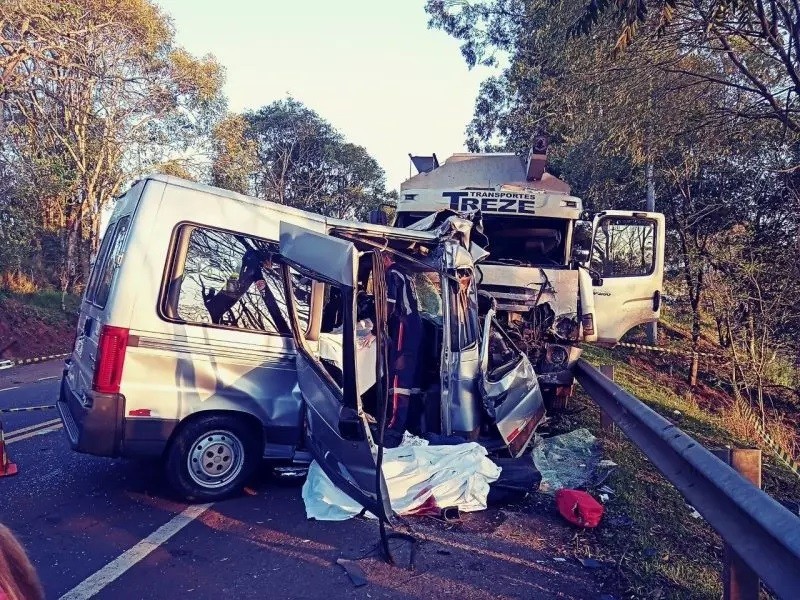 Batida entre van da Saúde e caminhão deixa 7 mortos em Constantina, no RS