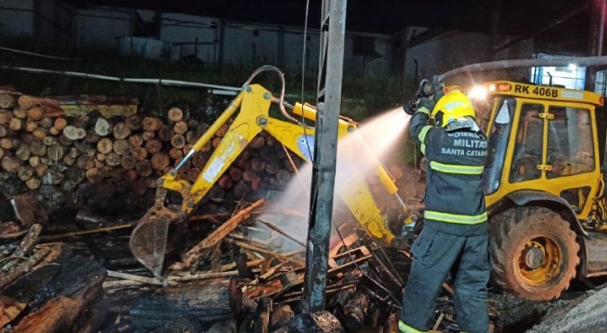 Bombeiros combatem incêndio em pilha de lenha de laticínio em São Carlos