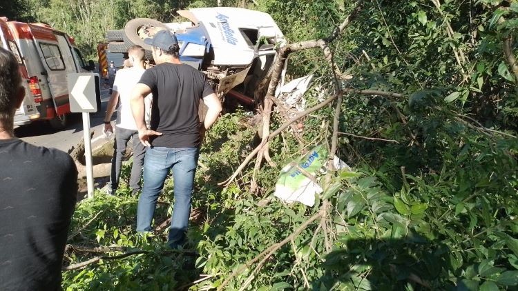 Carreta tomba sobre dois carros e deixa vítimas presas as ferragens, em Planalto Alegre