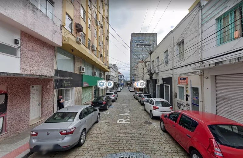 Mulher ouve barulho, se depara com invasor e mata homem no Centro de Florianópolis