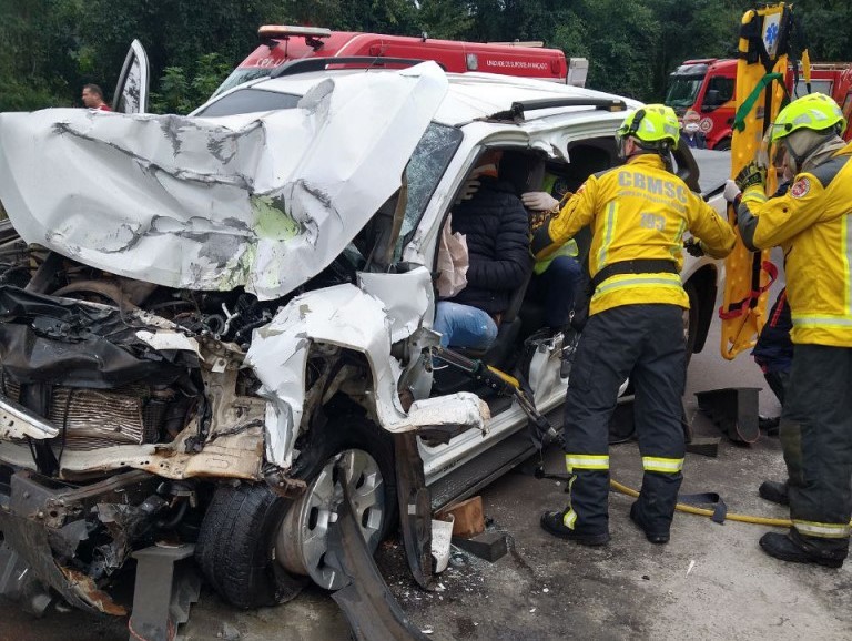 Grave acidente entre veículos é registrado na divisa do RS com Chapecó