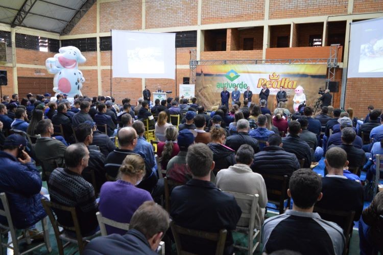 10º Seminário Auriverde de Bovinocultura Leiteira reuniu grande público em Cunha Porã