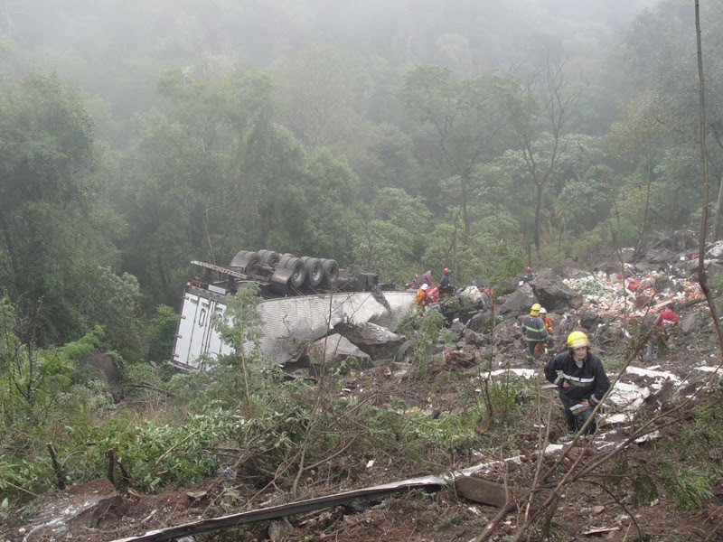 Carreta fica destruída em grave acidente no Oeste de Santa Catarina