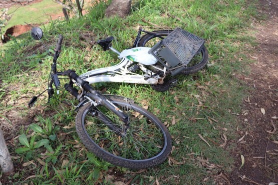 Acidente entre carro e bicicleta deixa homem ferido em Pinhalzinho