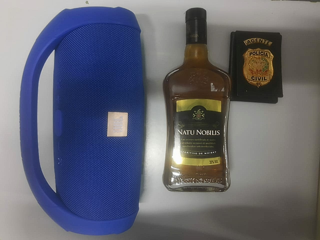 Foragido da Polícia Civil furta equipamento de som e uma garrafa de whisky no Oeste de SC