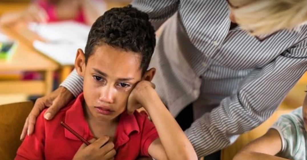 Crise de saúde mental nas escolas: 'Alunos estão deprimidos, ansiosos, em luto e faltam psicólogos'