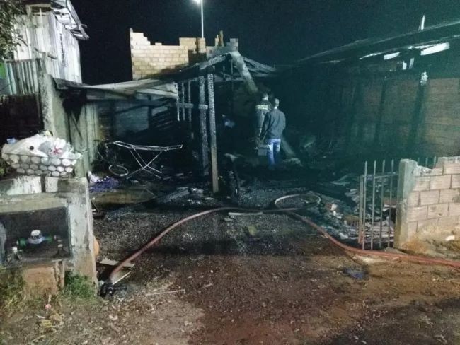 Mãe morre queimada e filhas são achadas na porta de casa em Curitibanos