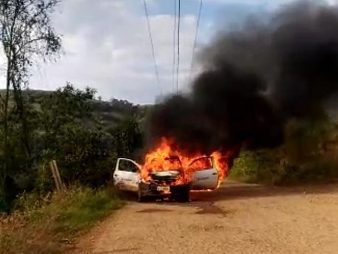 Carro de prefeitura é destruído pelas chamas no interior de Xavantina