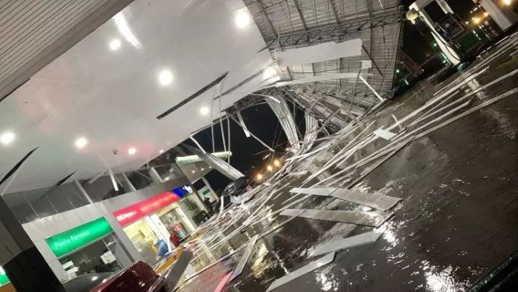 Tempestade provoca destruição em cidades do RS e avança para SC