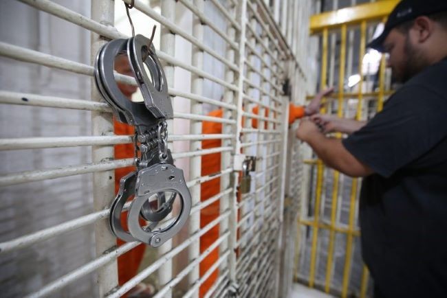 Extinção das saídas temporárias de presos causa polêmica em SC