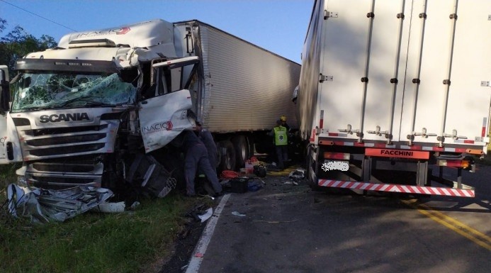 Motorista morre após grave colisão entre caminhões no Oeste de SC