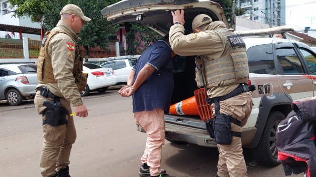 Homem tenta atacar policiais com canivete e é preso em SMOeste