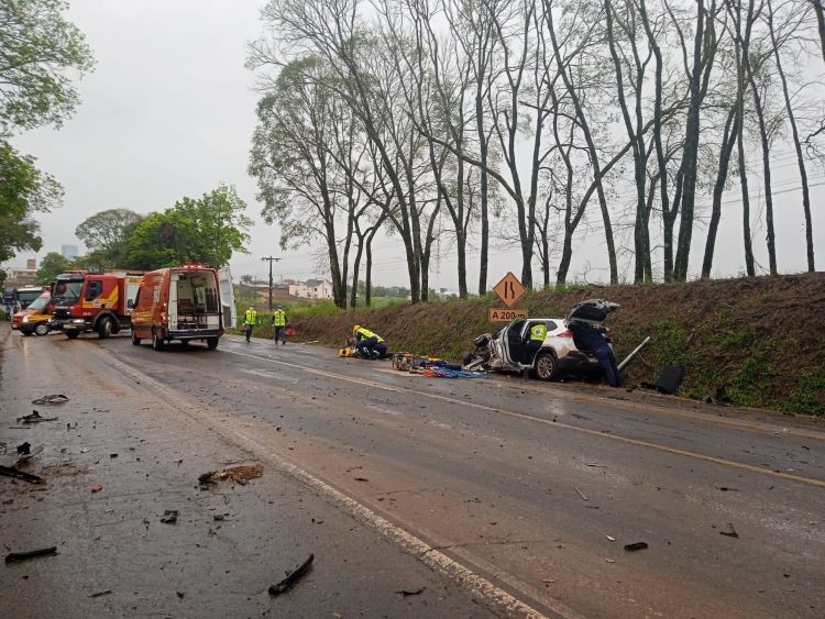 Colisão entre caminhão e veículo de passeio com vítima na BR-282 em Pinhalzinho