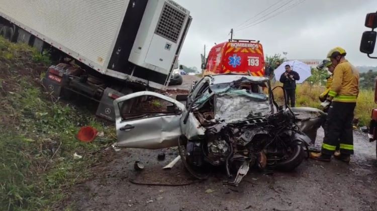 Motorista morre após colisão entre dois carro e caminhão na BR-282 