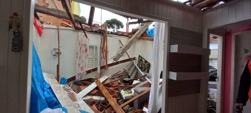 Moradora sobrevive após muro cair sobre a casa devido ao forte temporal em Chapecó