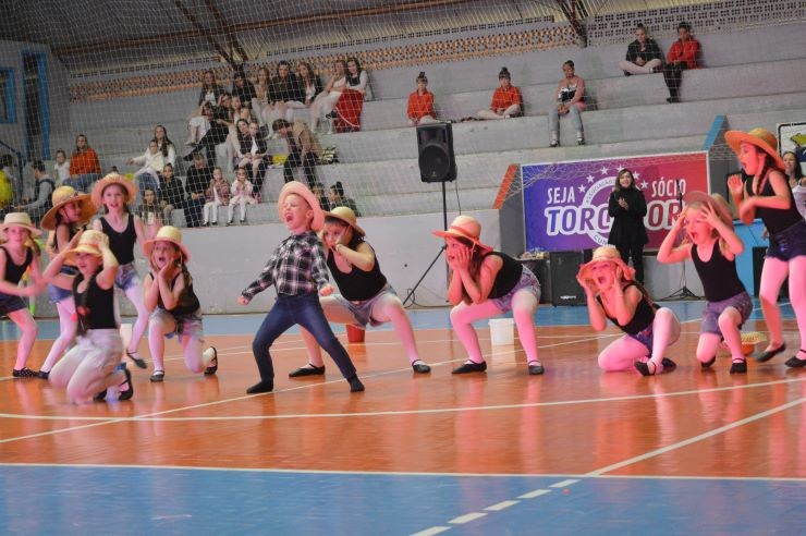 Espetáculo de dança Dia de Campeões foi promovido em Cunha Porã