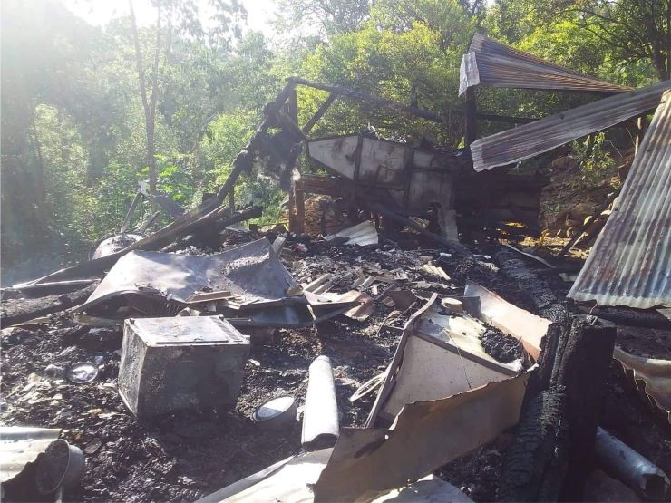Casal pede doações após incêndio destruir casa no interior de Iraceminha