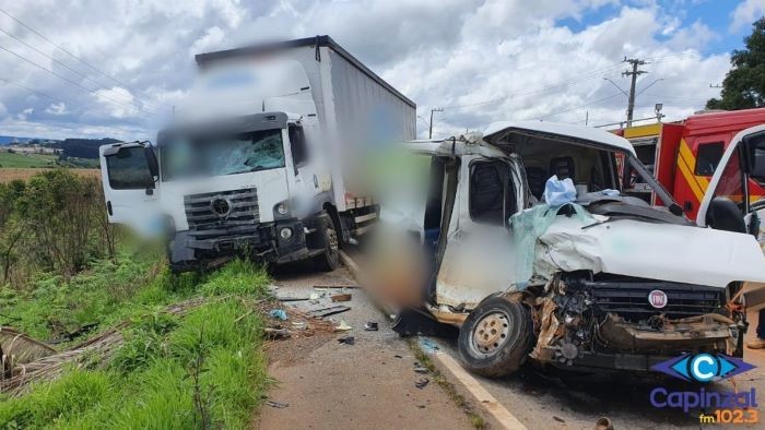 Colisão entre furgão e caminhão deixou motorista ferido na SC-467, em Capinzal
