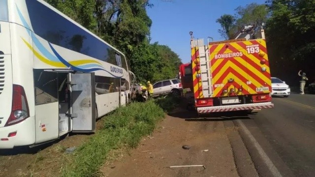 Homem morre em violenta colisão entre carros e ônibus na BR-282