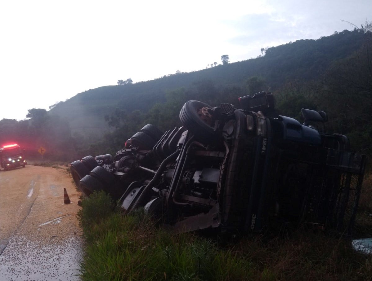 Caminhão do Paraguai tomba na SC-160 em Saltinho