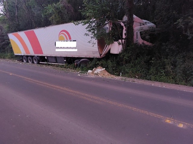 Caminhão sai de pista e se choca contra árvores na SC-163, em Descanso