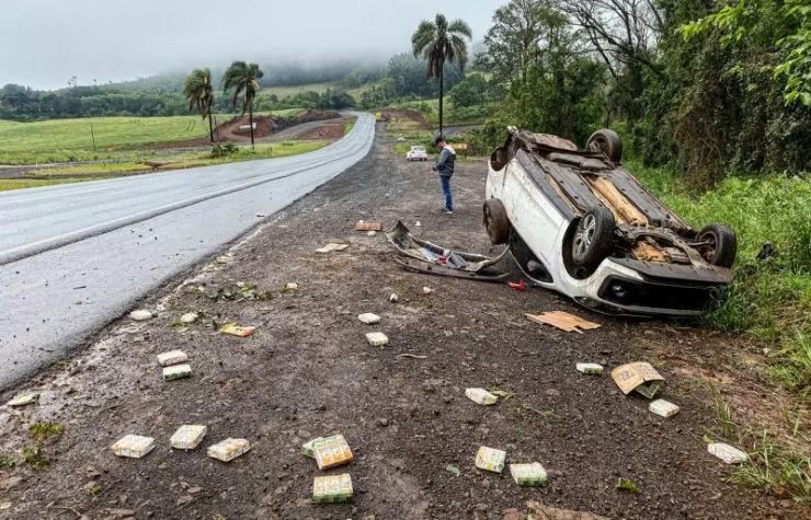 Motorista perde o controle e capota veículo durante fortes chuvas na BR-282 em Chapecó