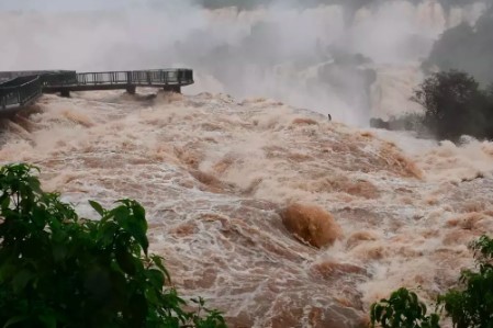 Cataratas do Iguaçu: vazão acima do normal interditou passarelas