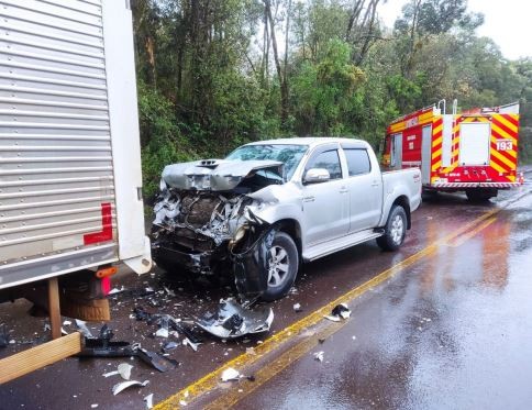 Idosa fica ferida após colisão entre caminhonete e caminhão em Ponte Serrada