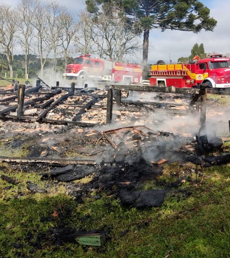 Possível incêndio criminoso destrói residência de madeira