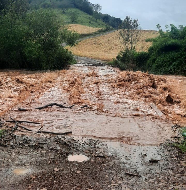 Água, lama e pedras seguem bloqueando rodovias de SC; veja lista atualizada