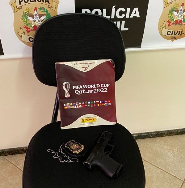Polícia recupera álbum de figurinhas da Copa do Mundo que foi roubado de menino em Chapecó