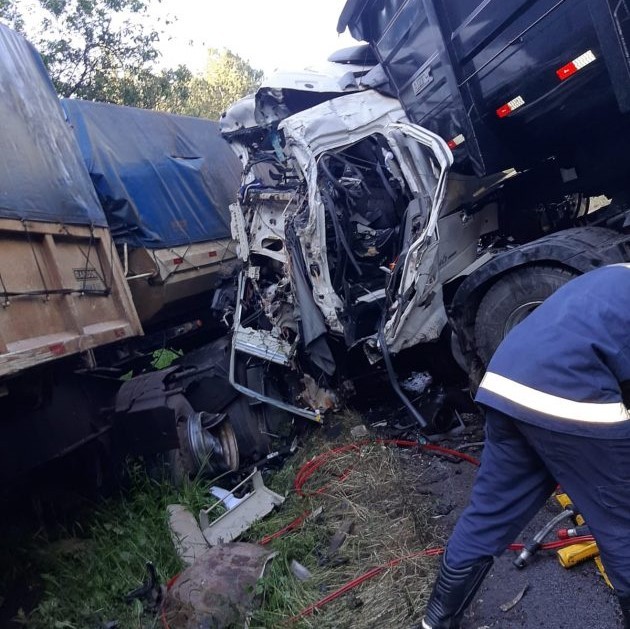 Motorista morre após colisão entre três caminhões em SC