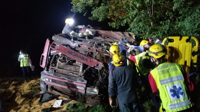 Caminhoneiro paraguaio sai gravemente ferido em acidente em Romelândia