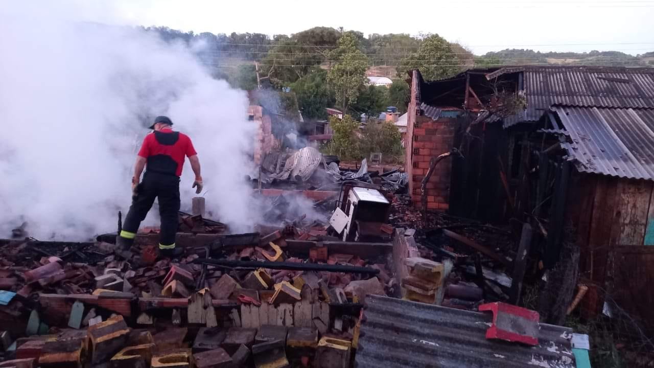 Três casas são atingidas por incêndio em Iraceminha