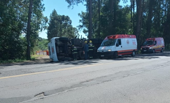 Caminhão sai da pista e tomba na BR 282 em Cunha Porã