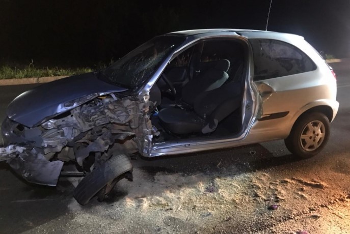 Motorista fica ferido em acidente entre carro e carreta na BR-282, em São Miguel do Oeste